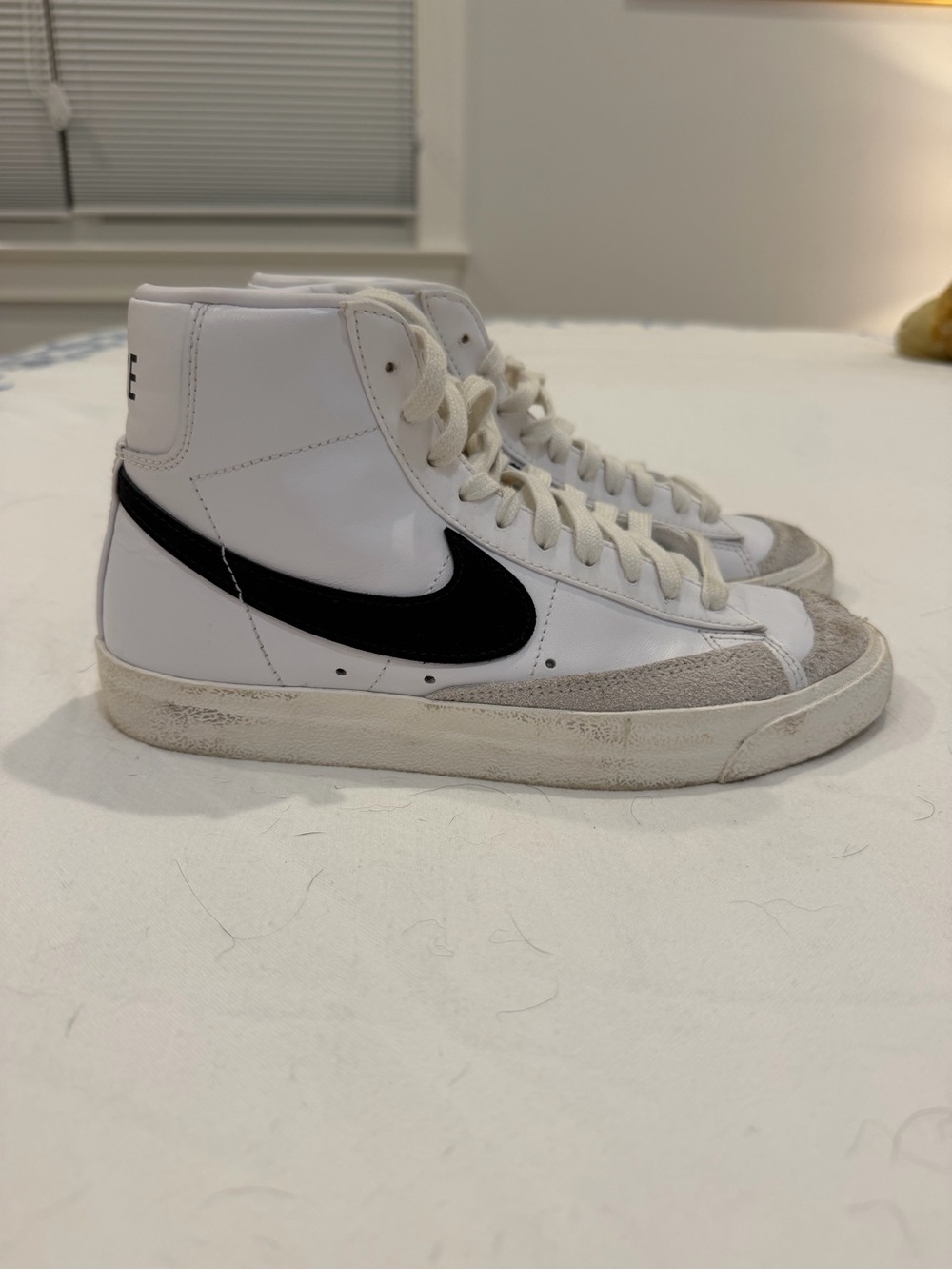 Nike Blazer Mid 77 in White with Black Swoosh